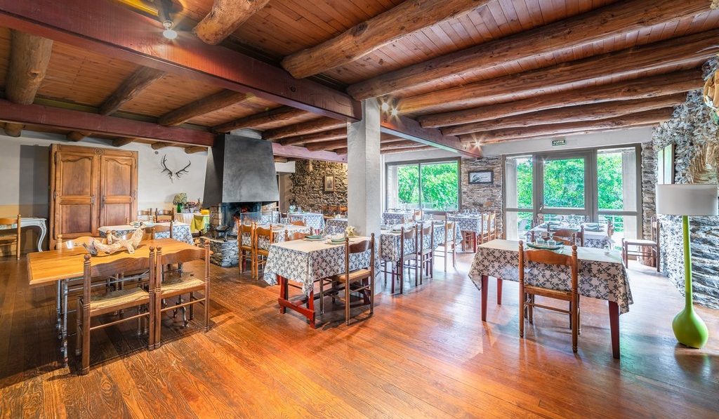The dining room of Auberge La Patache