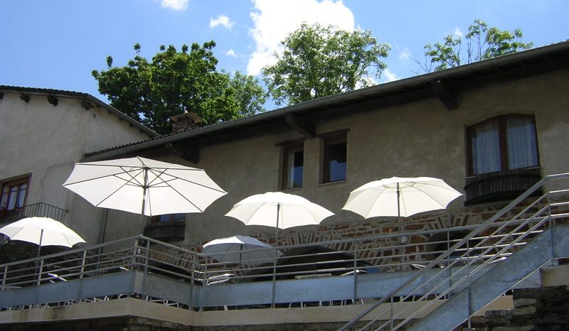 Sunny terrace facing Mont Lozère
